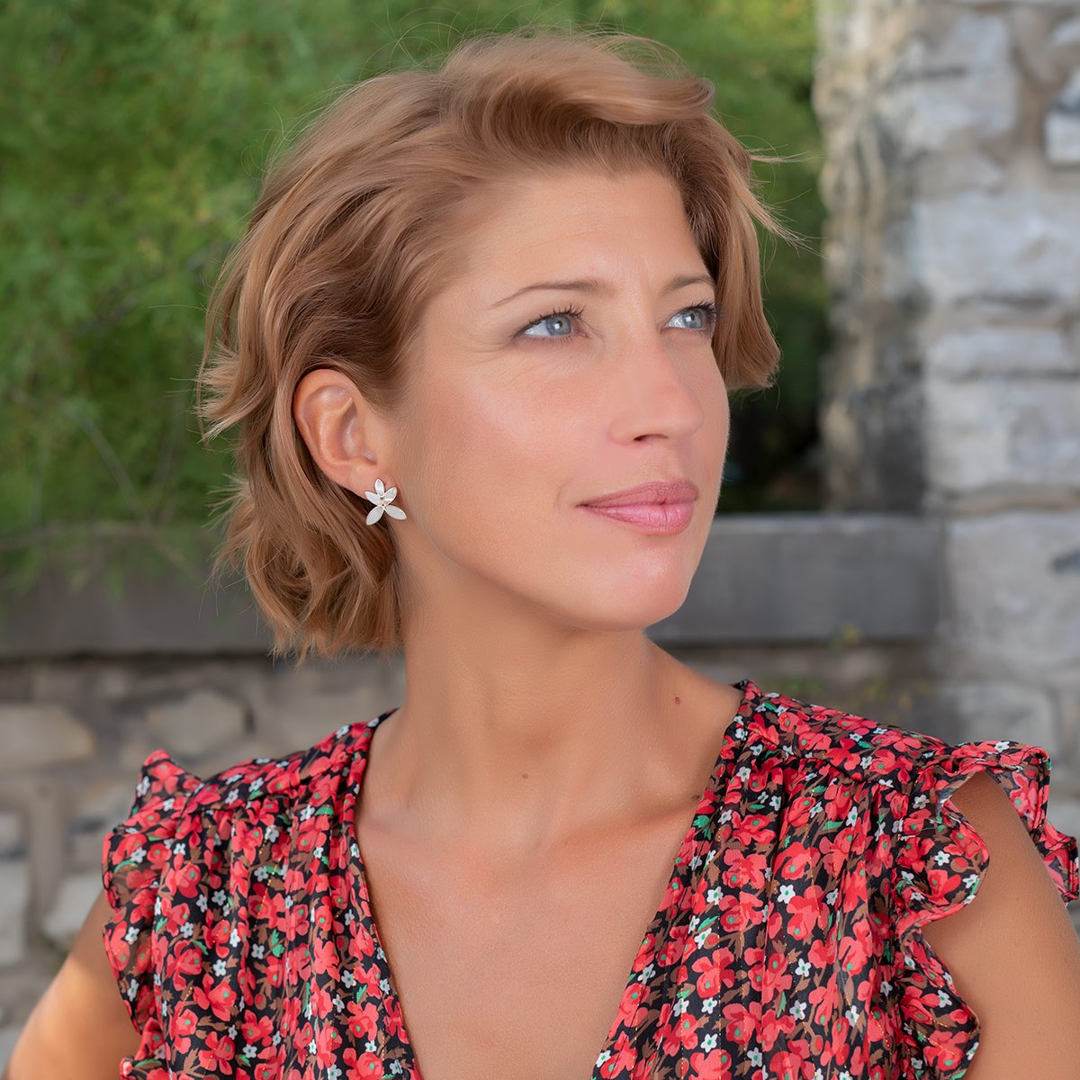 Boucles d'oreille poussette en argent massif 925 avec fleur en nacre blanche | Aden