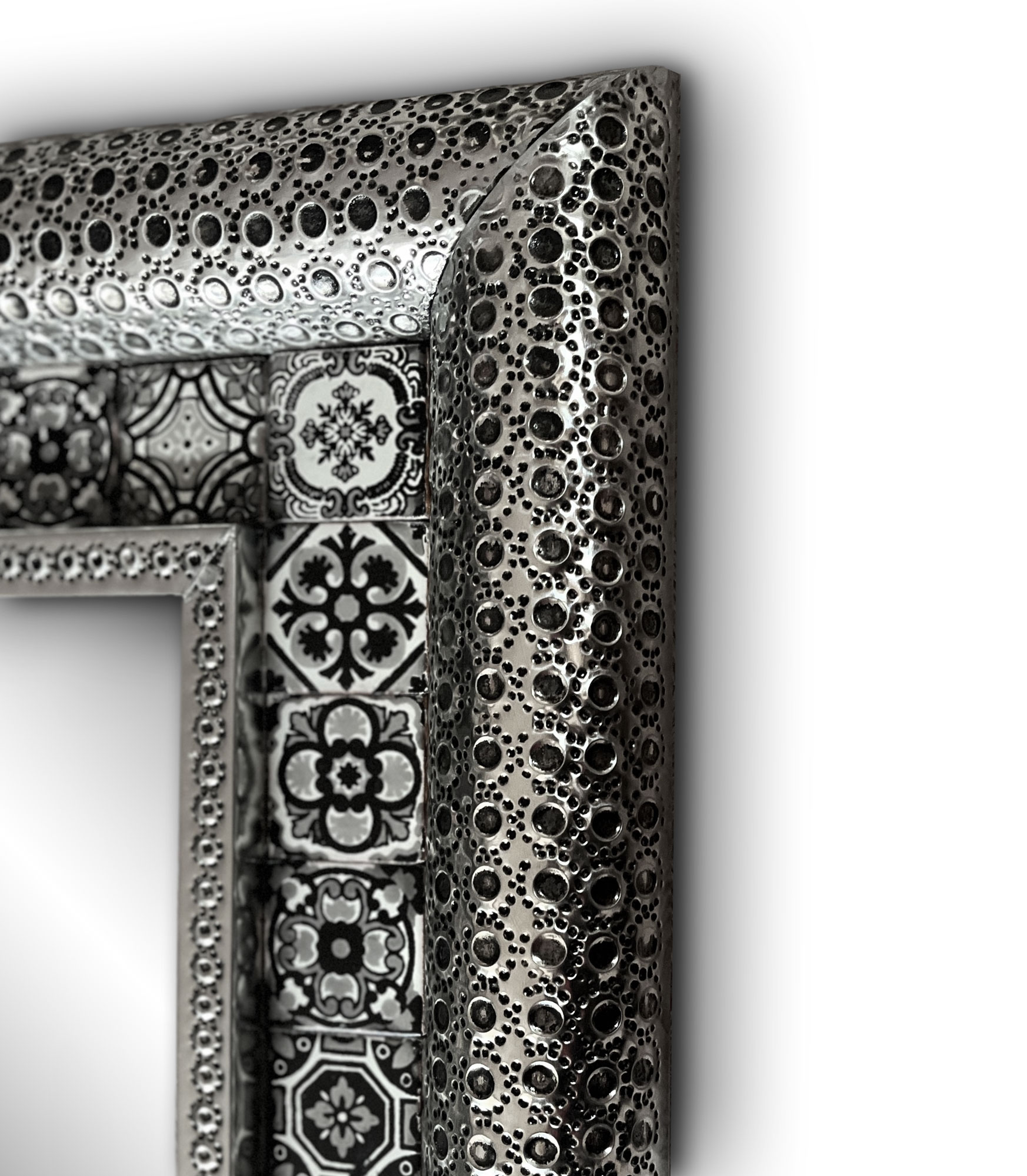 Wandspiegel 'Diego' mit Keramikfliesen, silber, schwarz-weiß, H 135 cm, B 55 cm, L 4 cm von fischer's lagerhaus