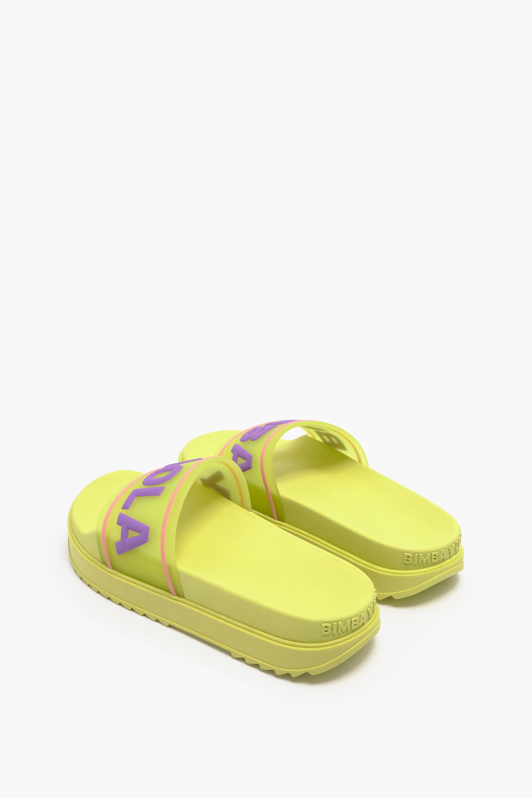 Chinelo plataforma com logo amarelo