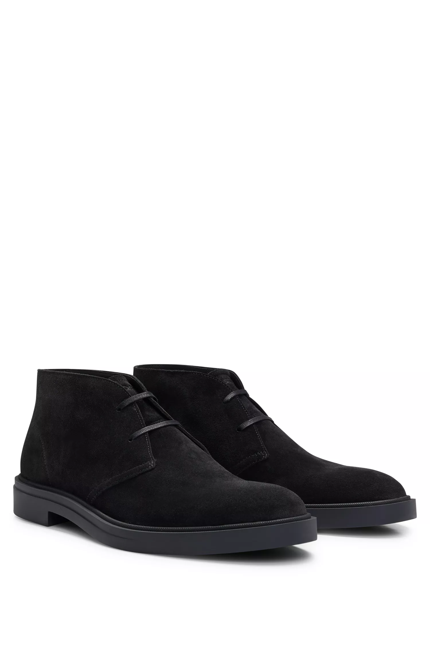 Botas desert BOSS em camurça preta com detalhe de faixa exclusiva.
