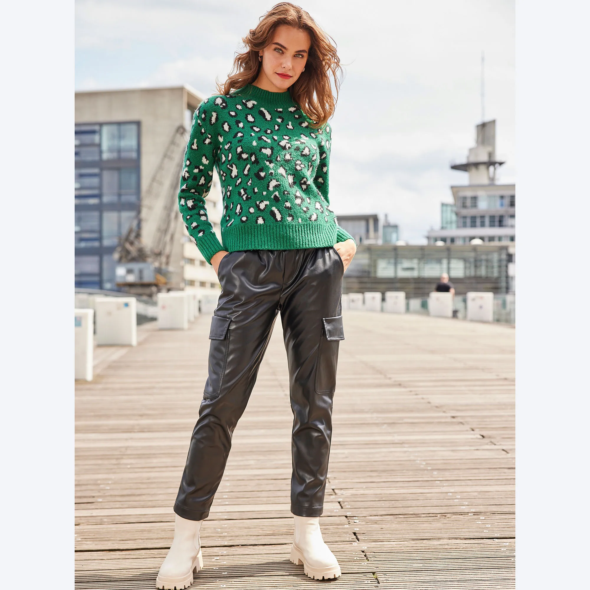 Damen-Cargohose in Kunstleder-Optik