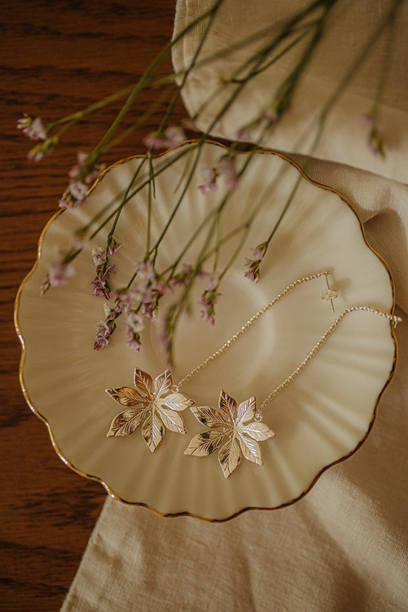 CHLORIS - Boucles d'oreilles pendantes fleurs doré à l'or fin | Argent