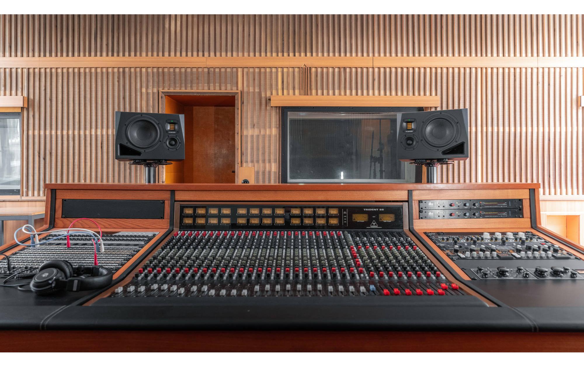 Studiomonitor A8H-L Schwarz<br>Aktiver 3-Wege Lautsprecher mit DSP