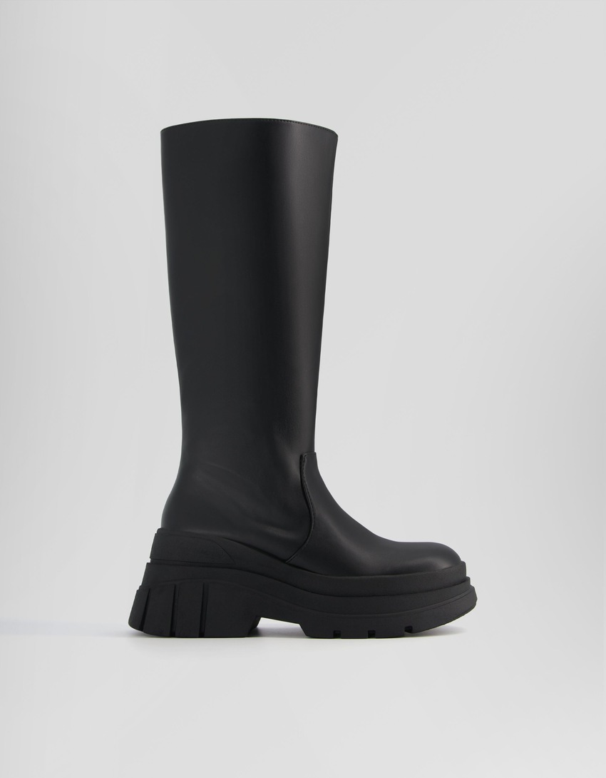 Botas planas com solado grosso
