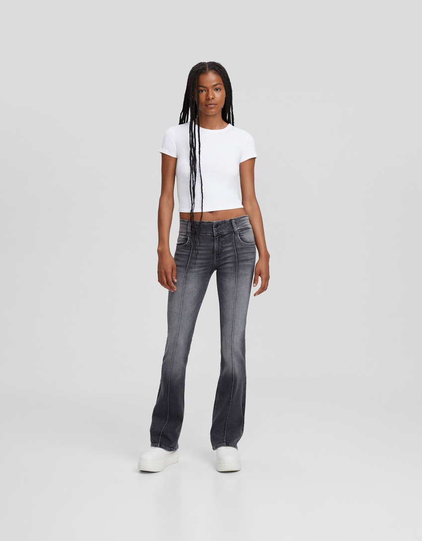 calça jeans bootcut de cintura baixa