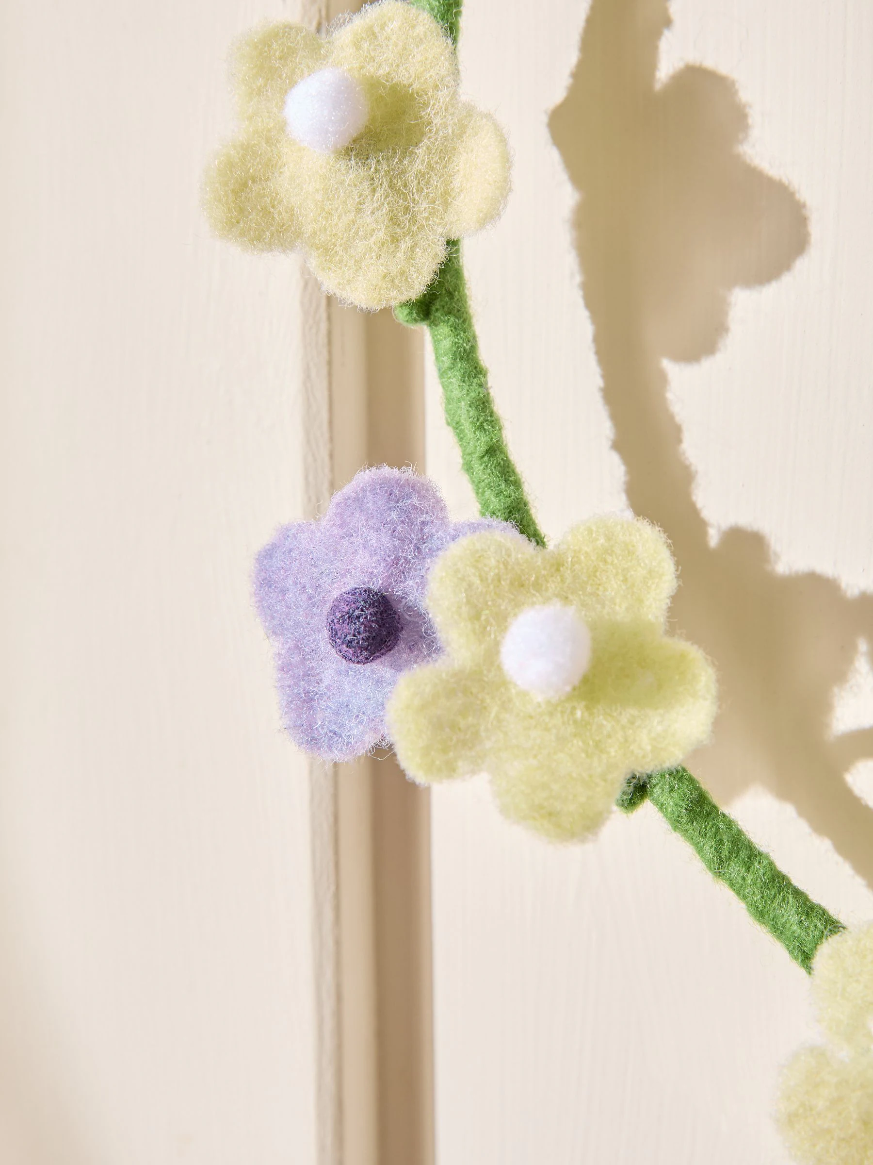 Lentekrans van vilt met bloemen