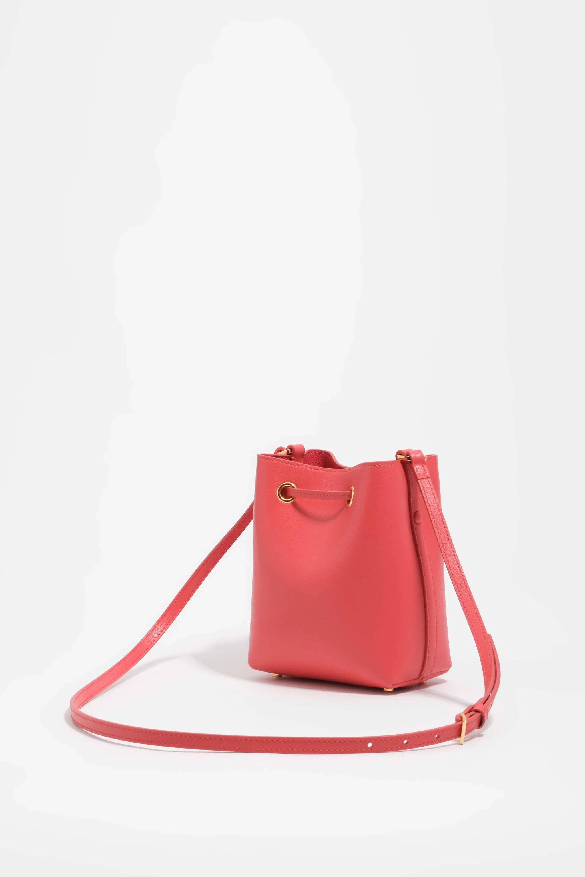Bolsa mini balde Chihuahua em couro vermelho papoula