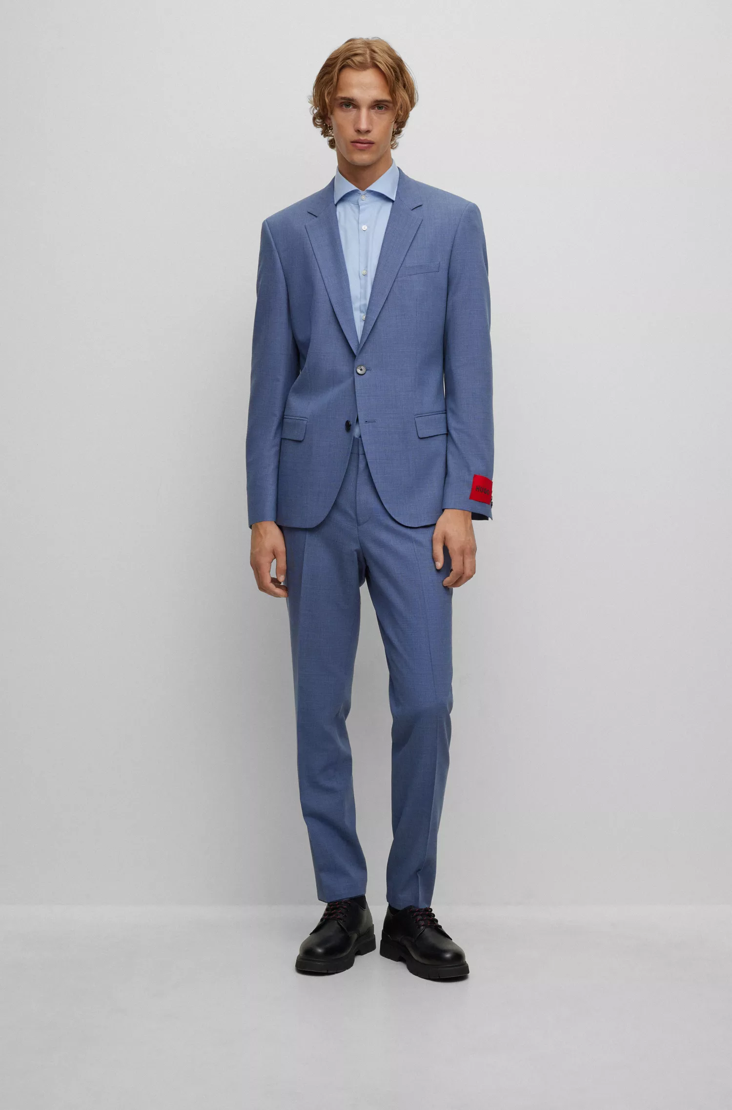 Terno HUGO vermelho, corte slim, em tecido elástico de alta performance com estampa.