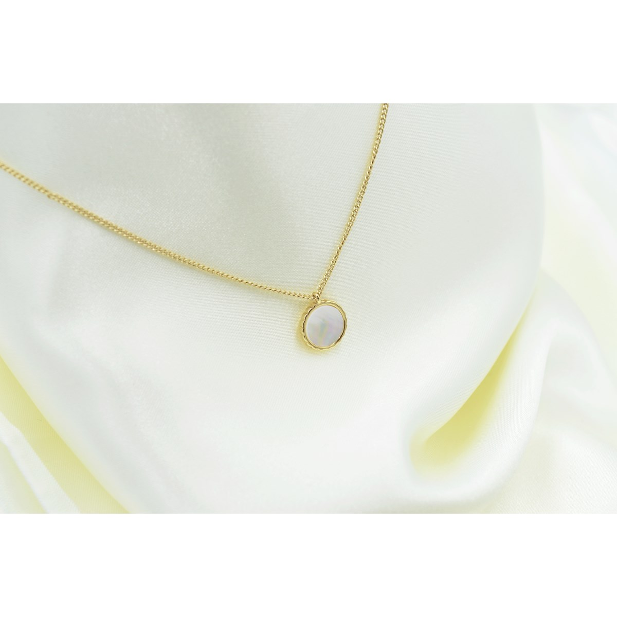 Collier délicat minimaliste pendentif nacre doré