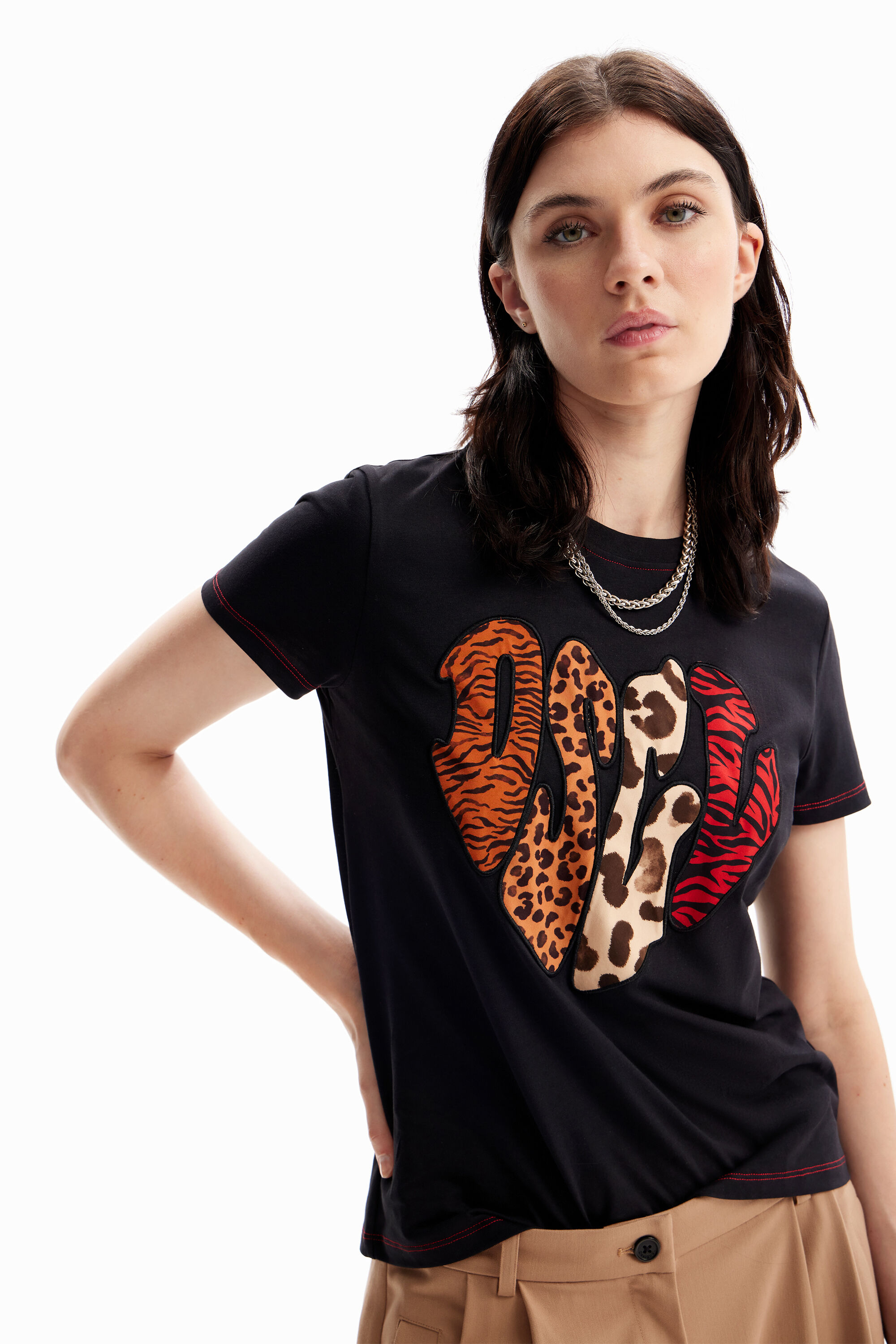Camiseta com estampa aniña l