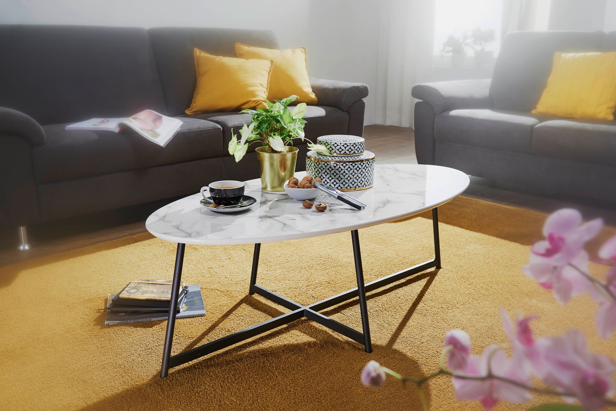 KADIMA DESIGN Marmor-Design Couchtisch, moderner Wohnzimmertisch, schwarz lackierte Beine, 120x45x60 cm.