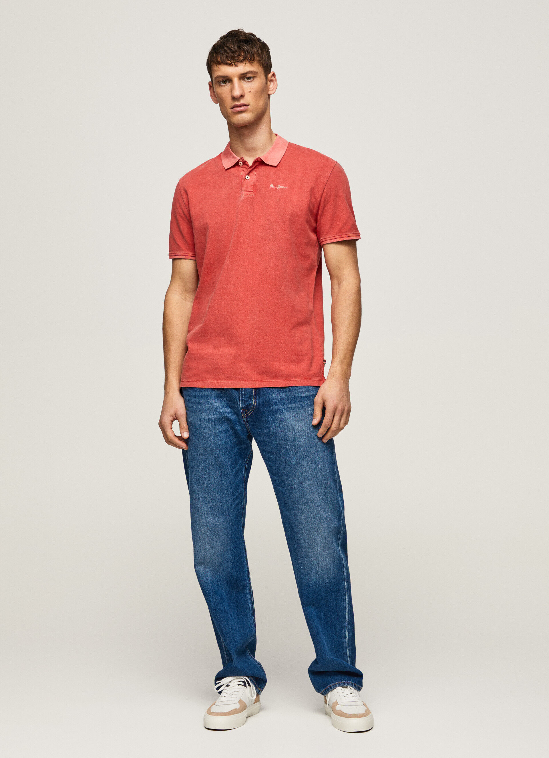 Camisa polo piqué com logo bordado - vermelho estúdio