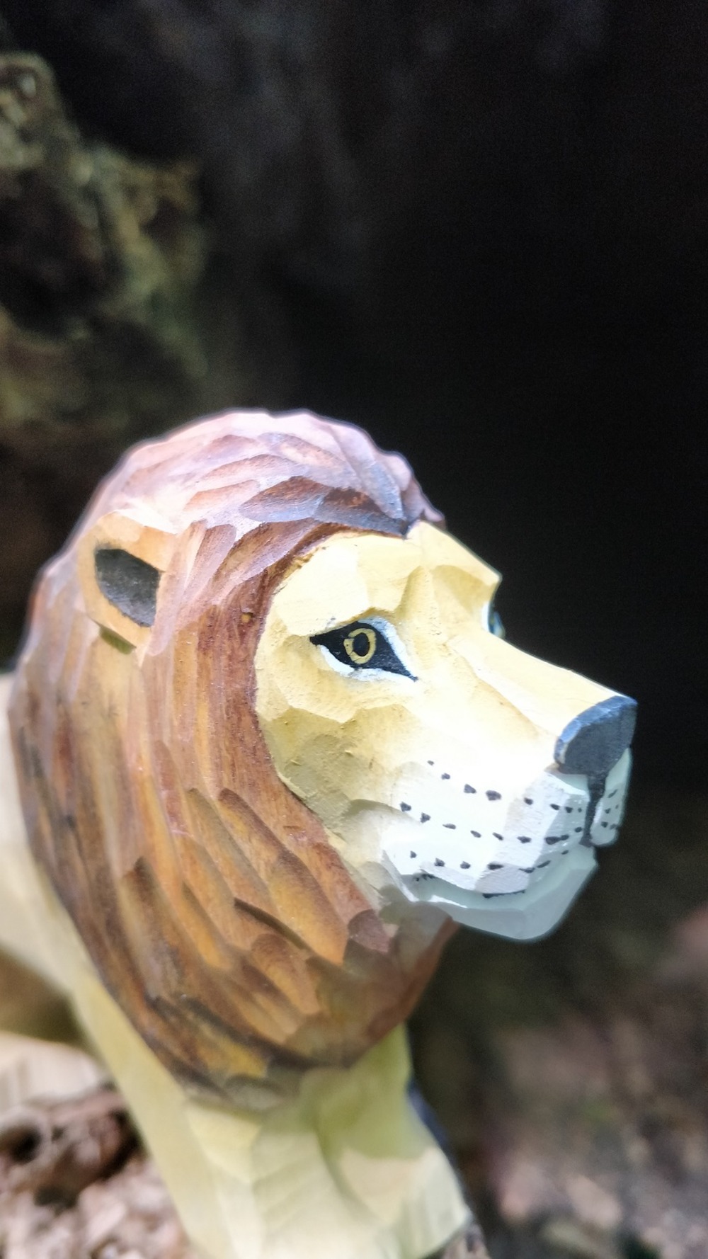 Figurine lion en bois
