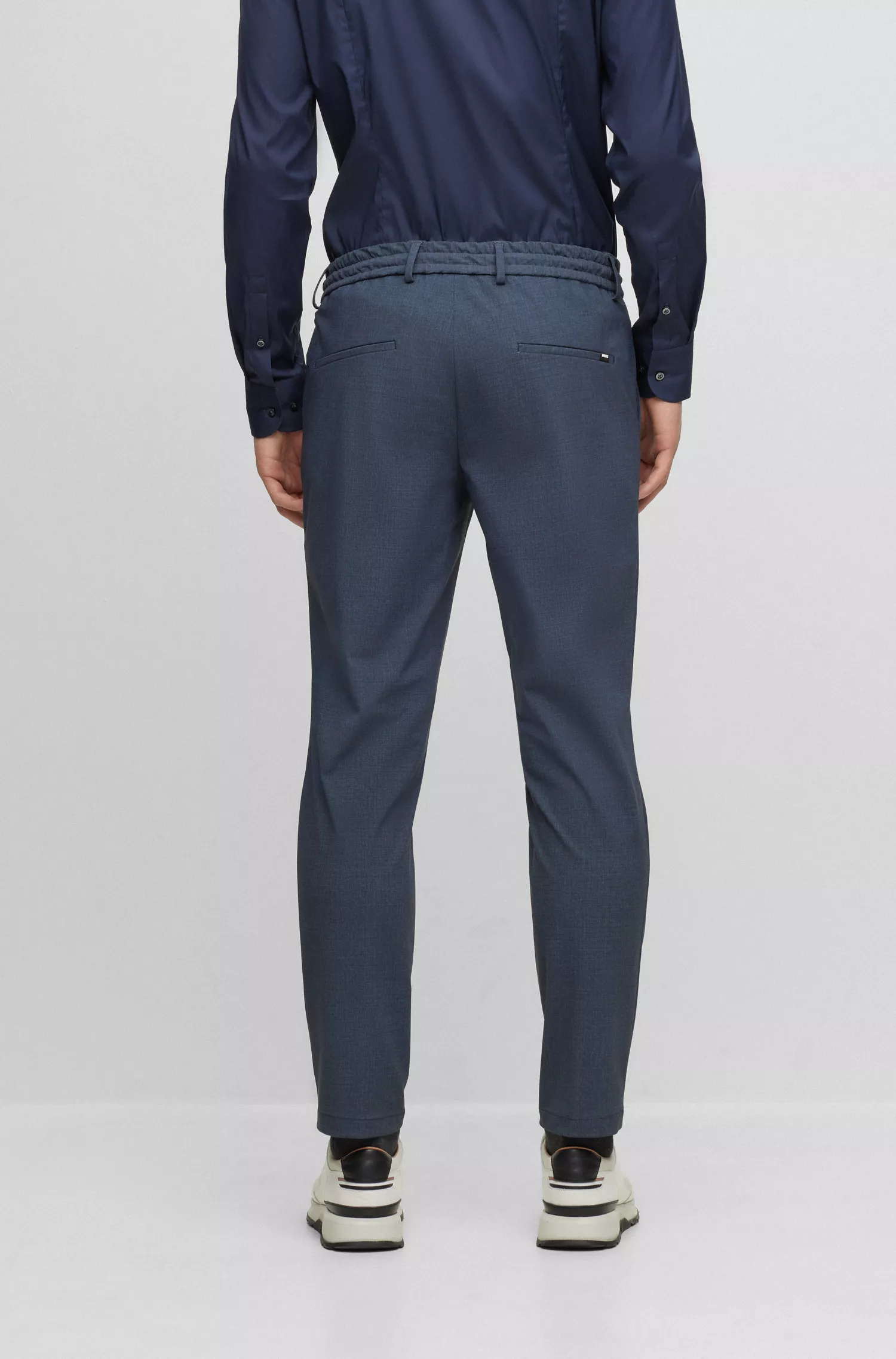 Calça BOSS preta de corte slim em jérsei elástico de alta performance com microestampas.