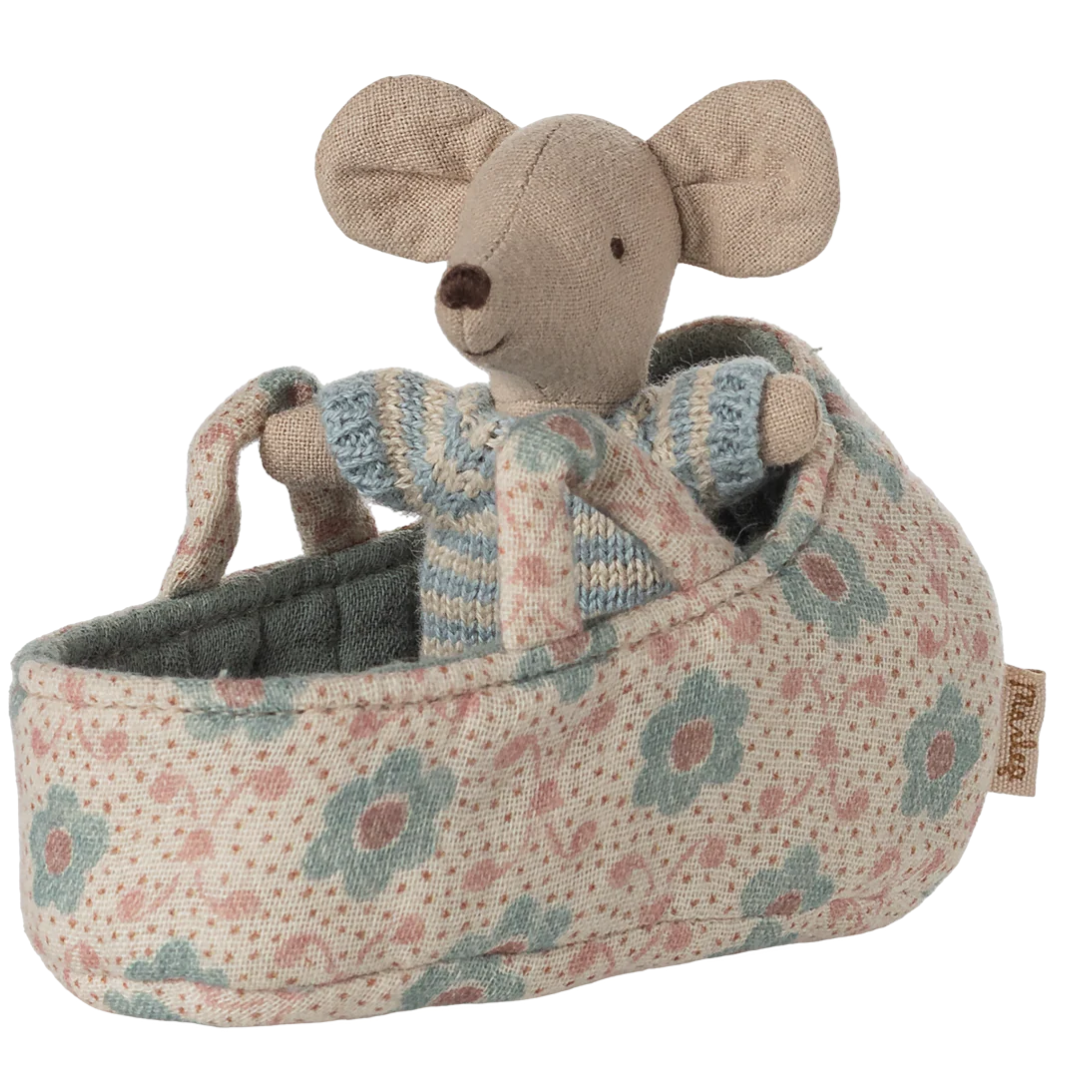maileg knuffelmuis babymuis in poppenreiswieg - blue - 9,5 cm