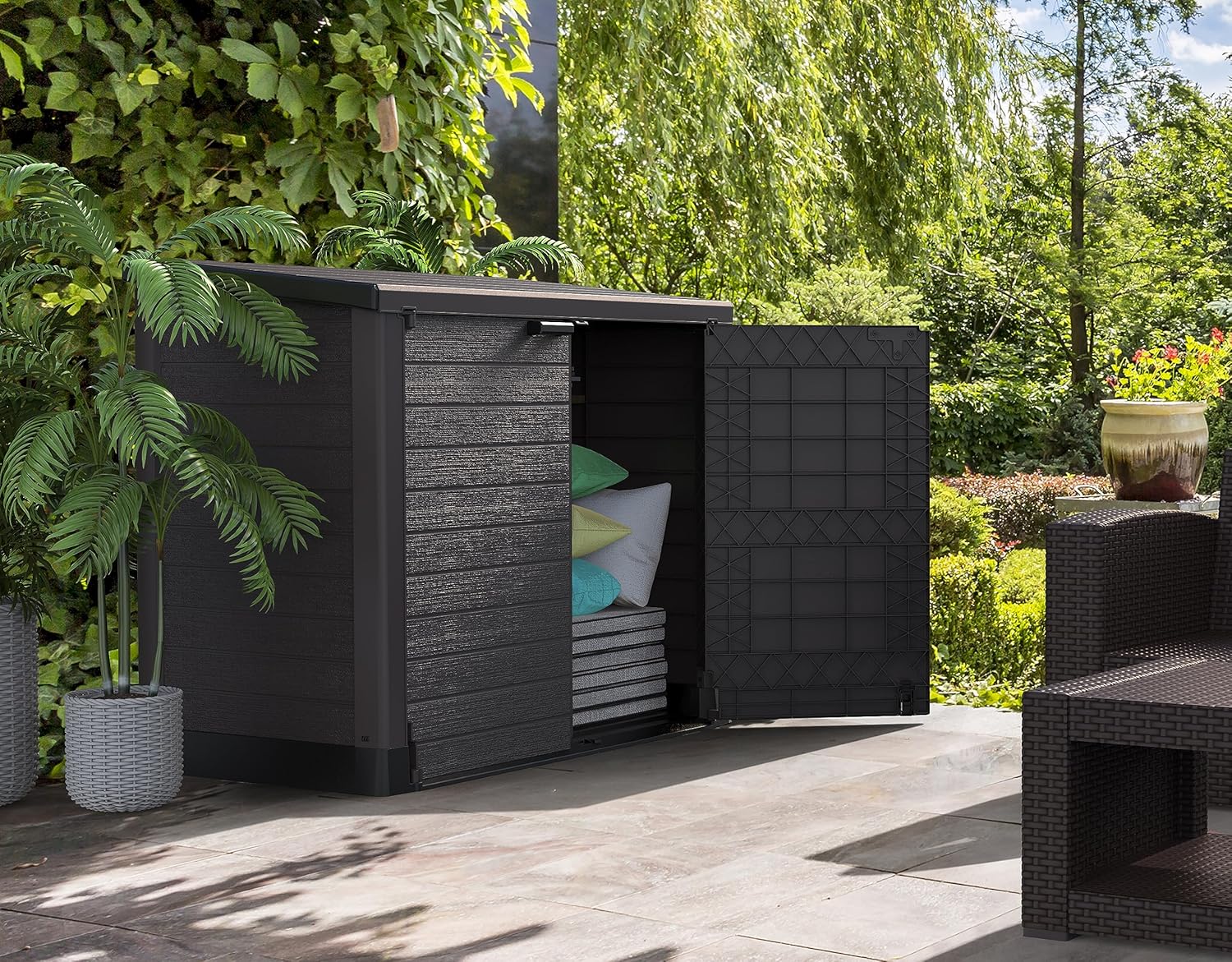 Duramax Cedargrain StoreAway 1200L Gartenhaus aus Kunststoff / flacher Deckel, Mülltonnenbox, Gartenhaus, solide Konstruktion, ideal für Werkzeuge, BBQs und 2x 240L Mülltonnen, 145x85x125 cm, Braun