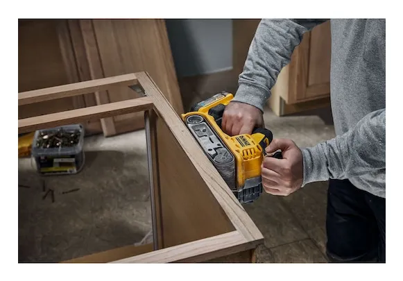 DeWALT DCW220NT-XJ, Bånd slibemaskine, Detaljer, Sort, Gul, Børstefri, 3,6 dB, 1,5 m/s²