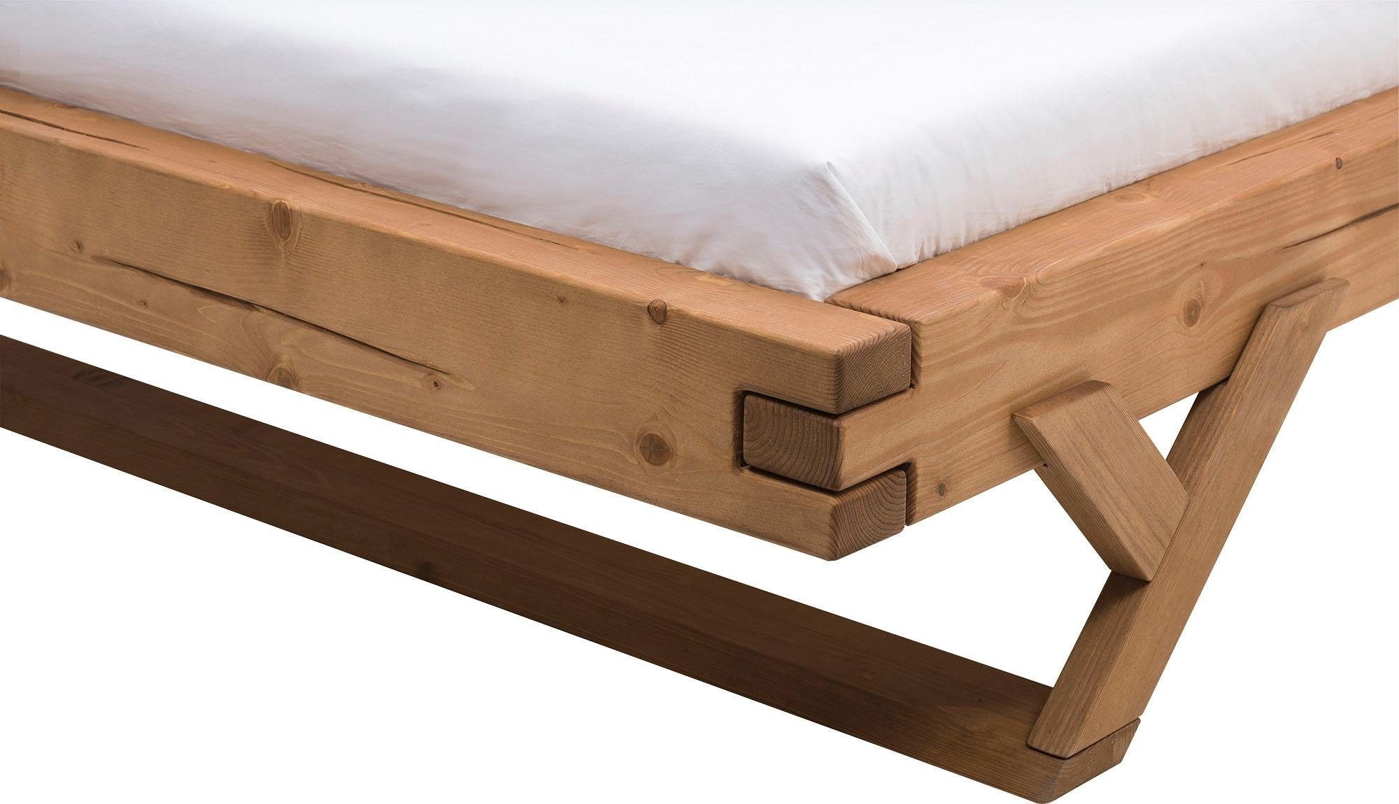 SalesFever Massivholzbett »Eik: Elegantes Bett aus Massivholz« Tradition trifft Moderne: Unikates Balkenbett mit Y-Füssen
