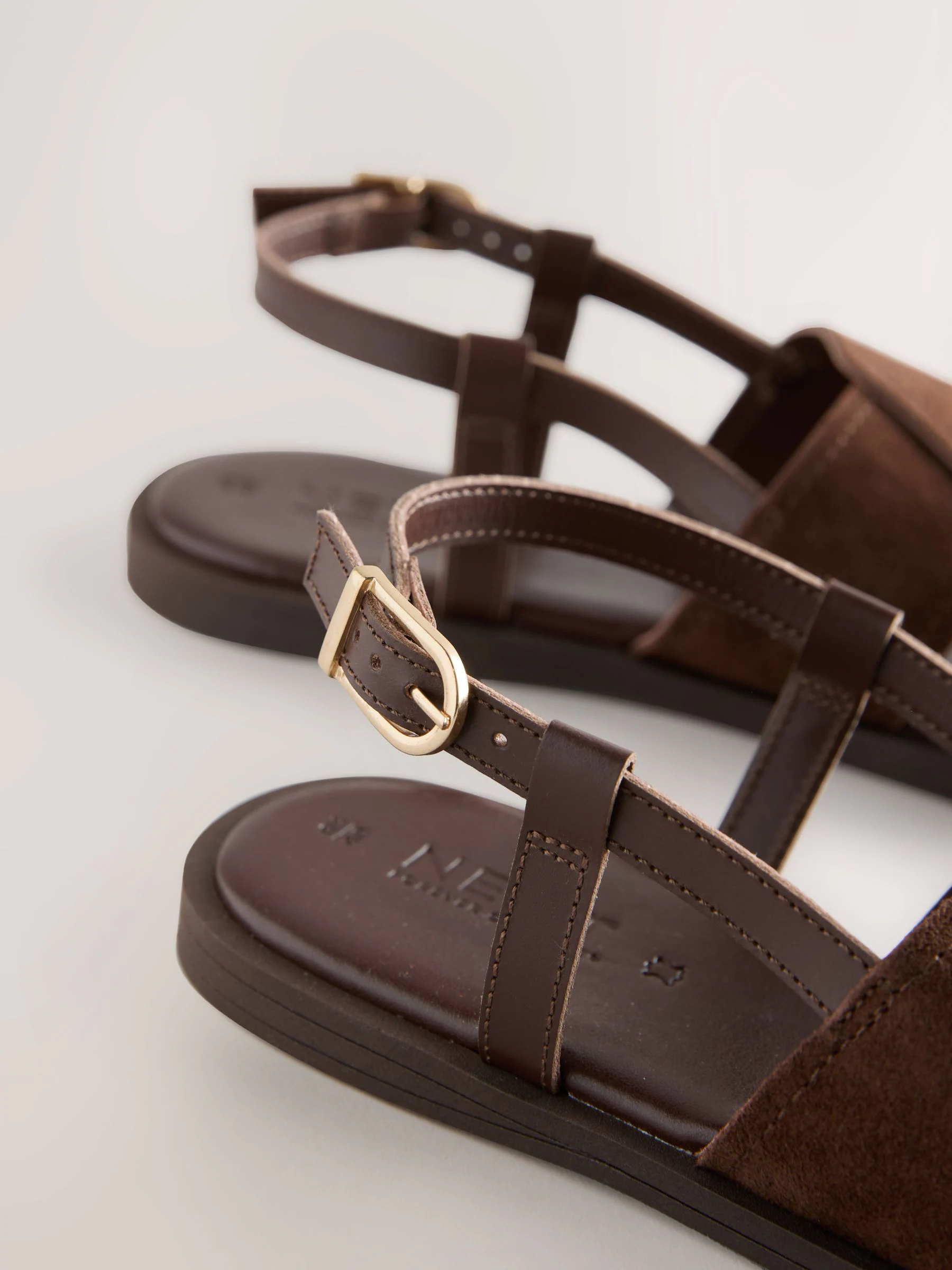 Chocoladebruin leer - Gestikte sandalen met hielbandje