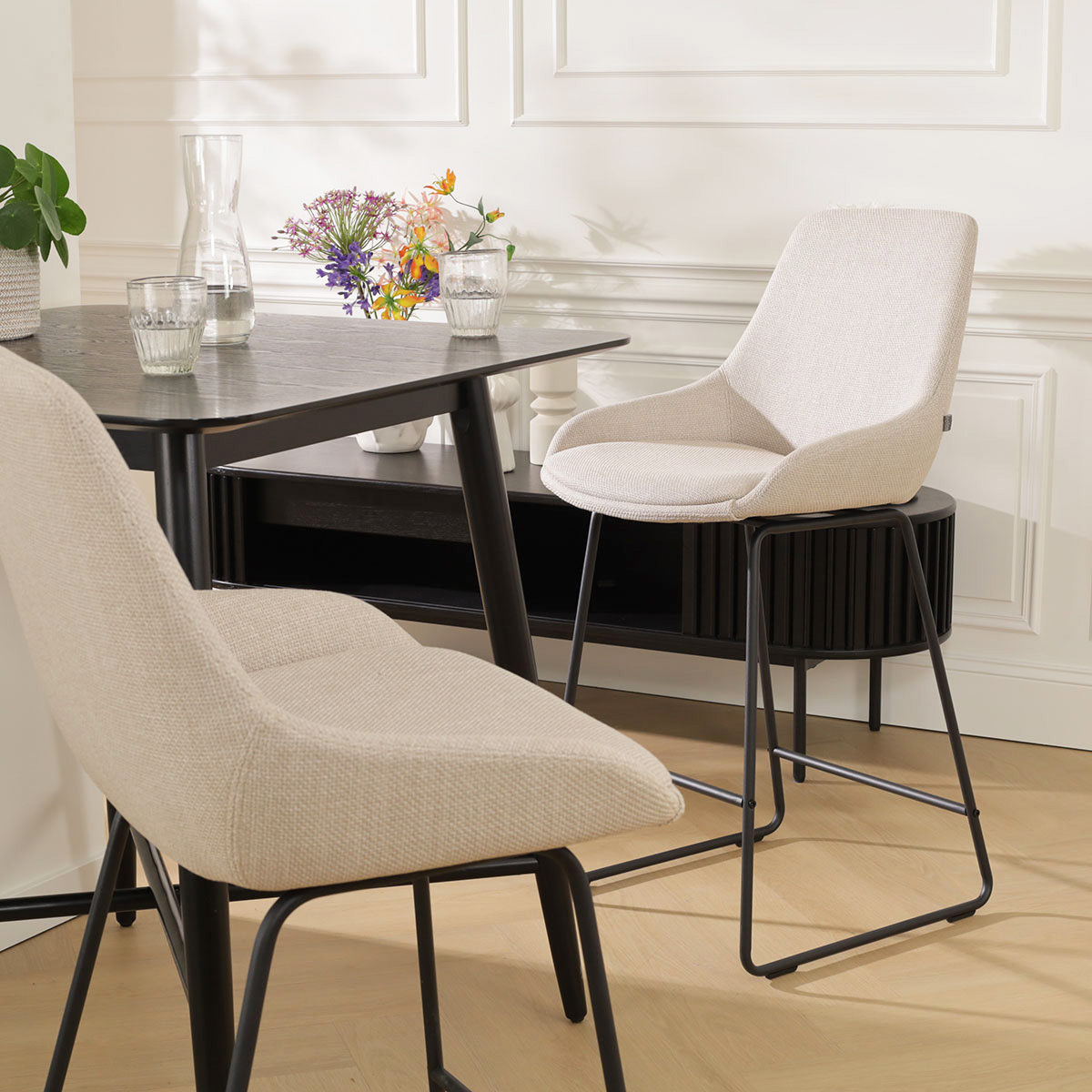 Barkruk Nino-Isa beige - zwart onderstel - 65 cm