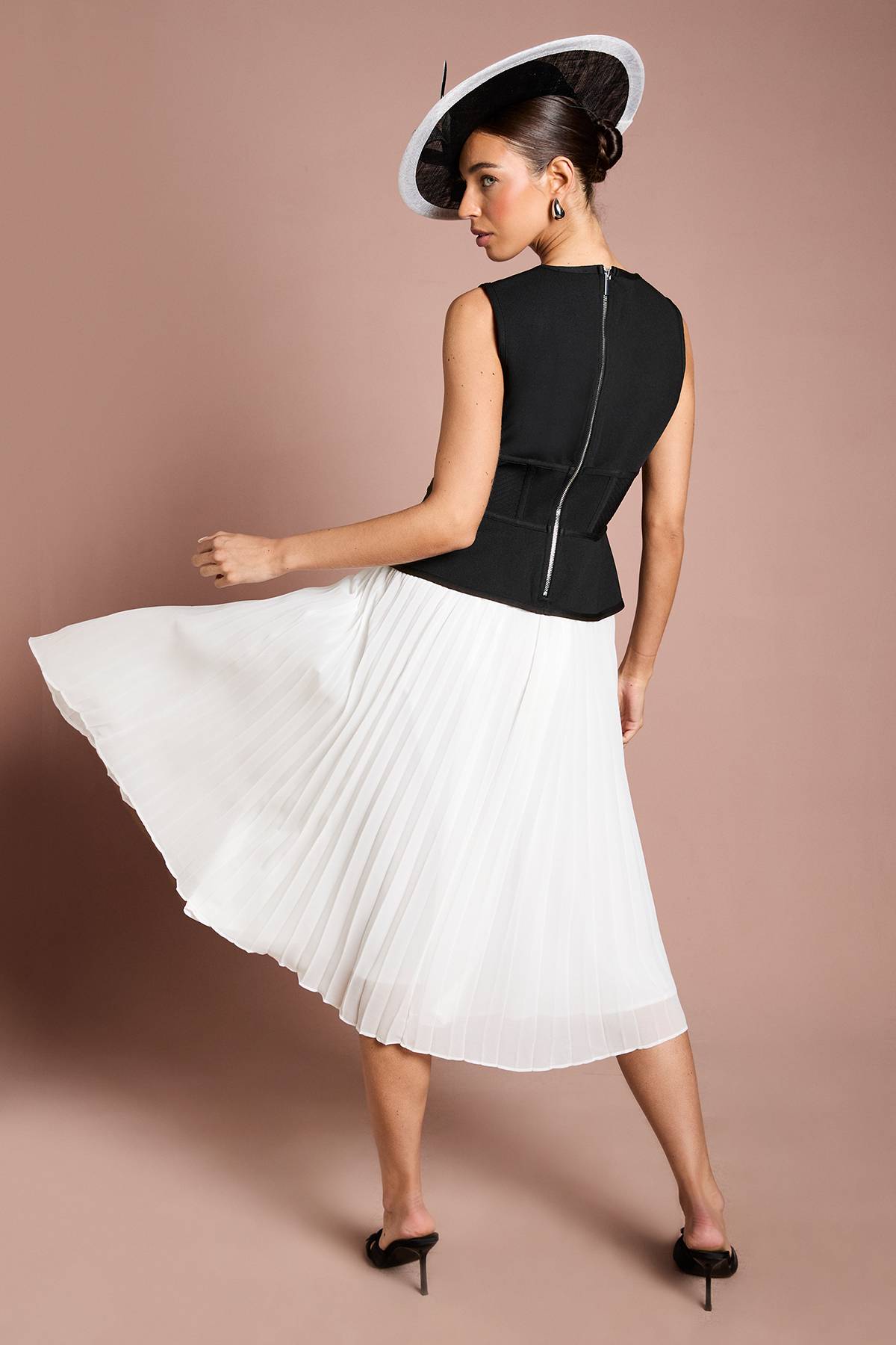 Coast Robe Midi Lisa Tan À Basque Avec Corsage Bandage Et Jupe Plissée En Georgette Monochrome