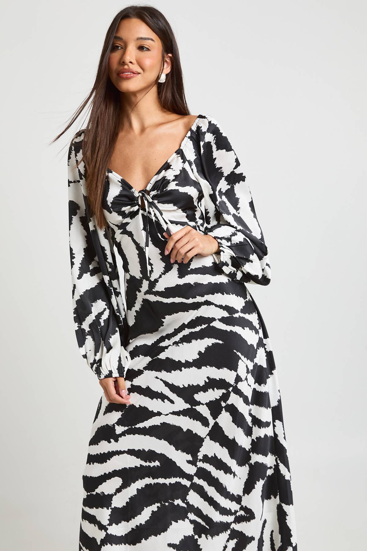 boohoo Robe Midaxi En Satin À Manches Bouffantes Imprimé Animaux Mélangés