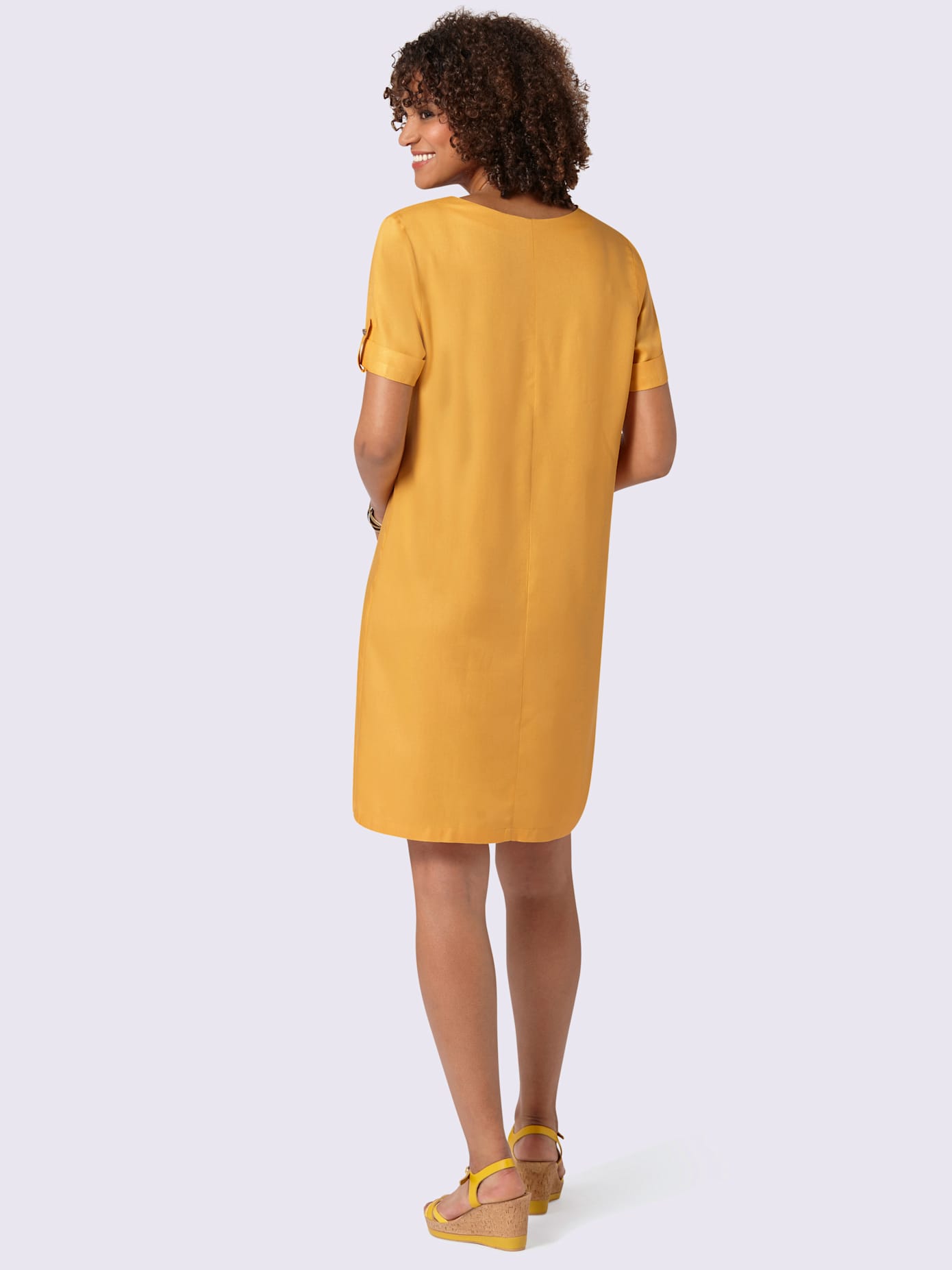 Robe col v manches courtes à revers et brides