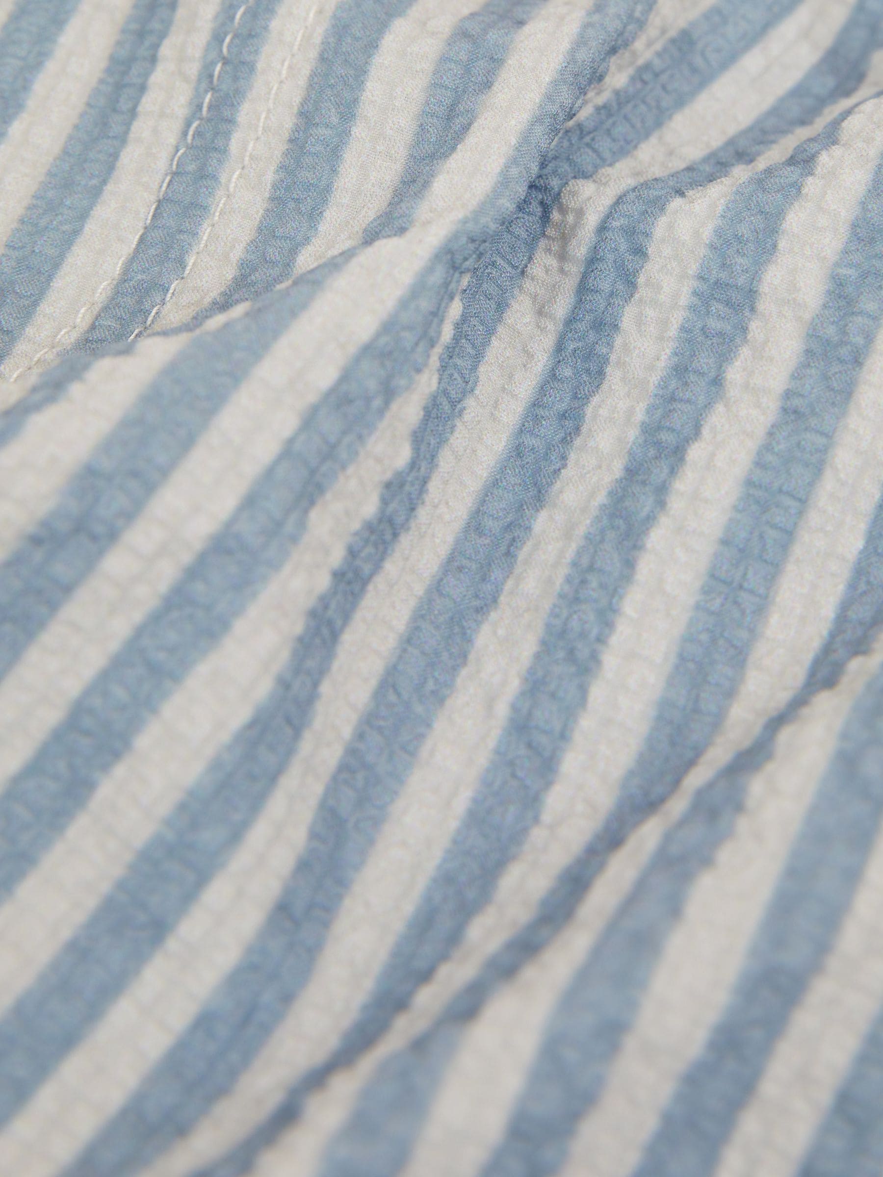 Zacht blauw/wit - Reiss Bay Seersucker zwemshorts met strepen