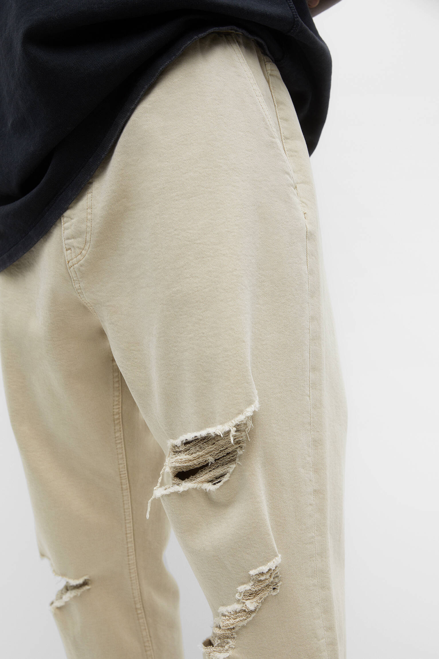 Calça jeans jogger rasgada - marrom