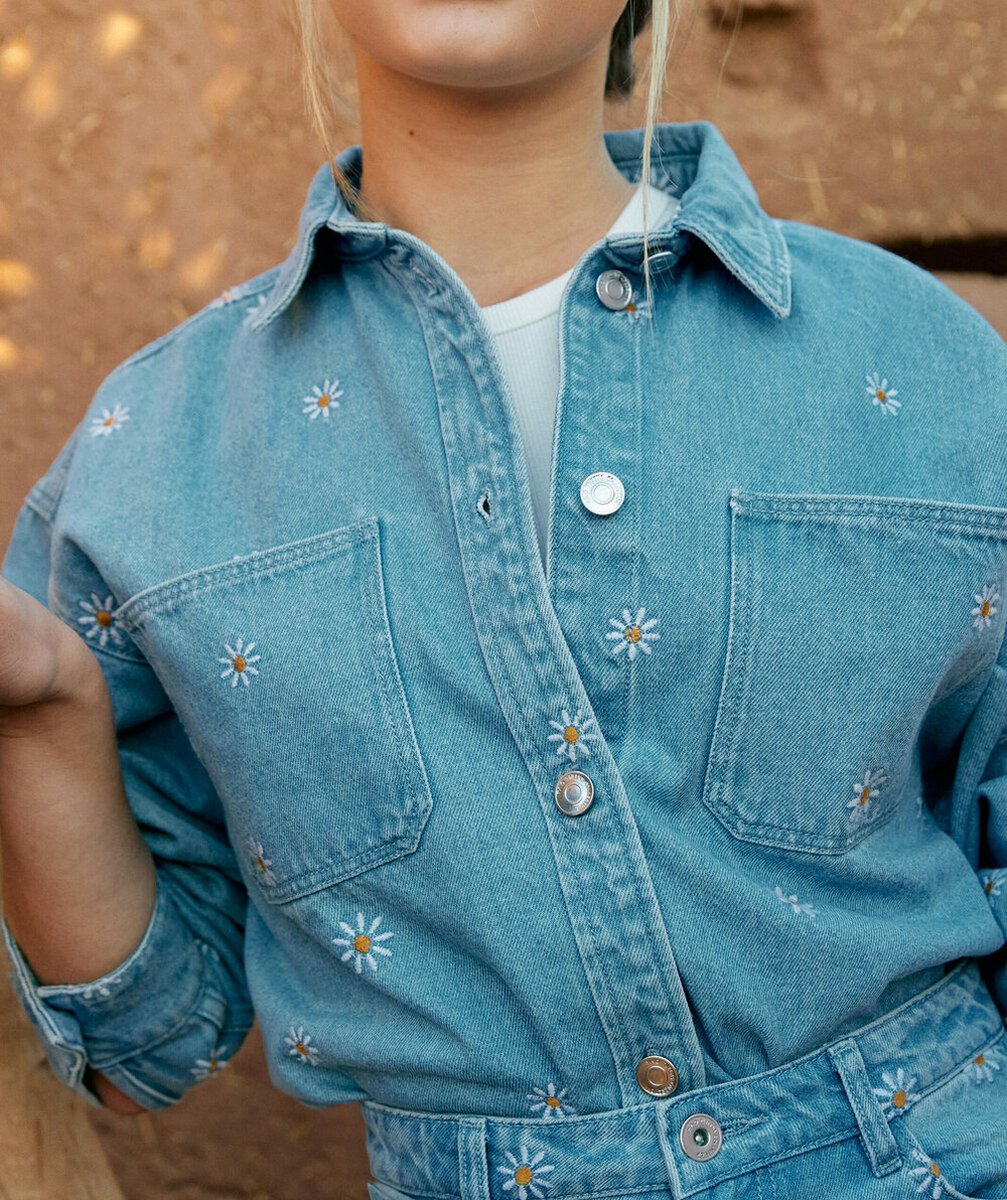 VESTE FILLE EN DENIM BLEU LOW IMPACT AVEC MARGUERITES BRODÉES