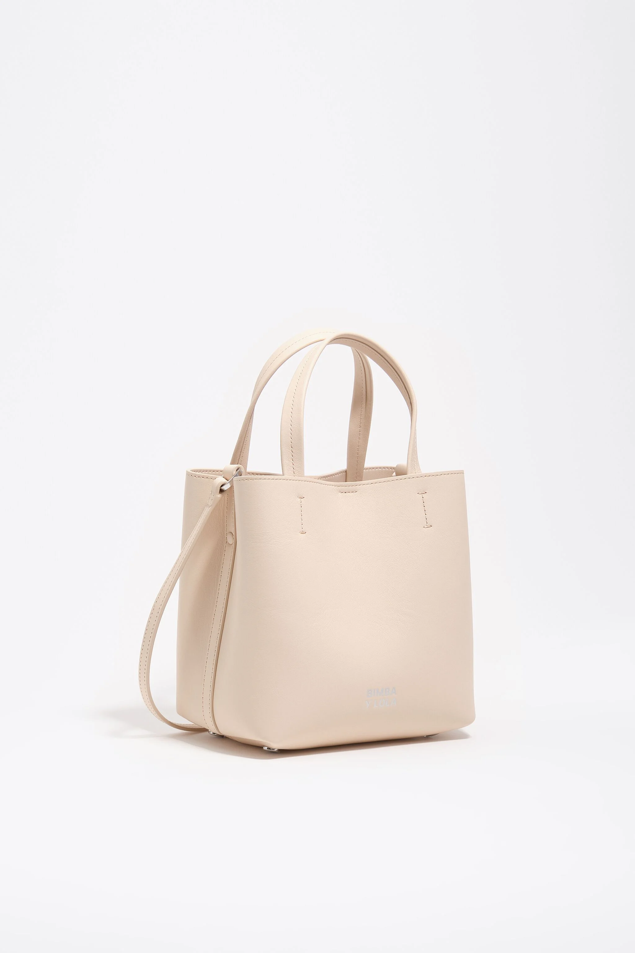 Bolsa pequena de couro cor areia com estampa de Chihuahua