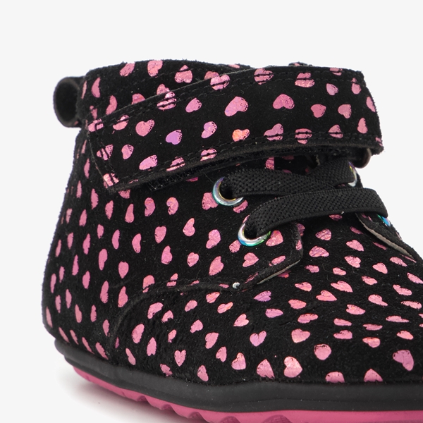 Groot leren babyschoenen zwart met roze hartjes