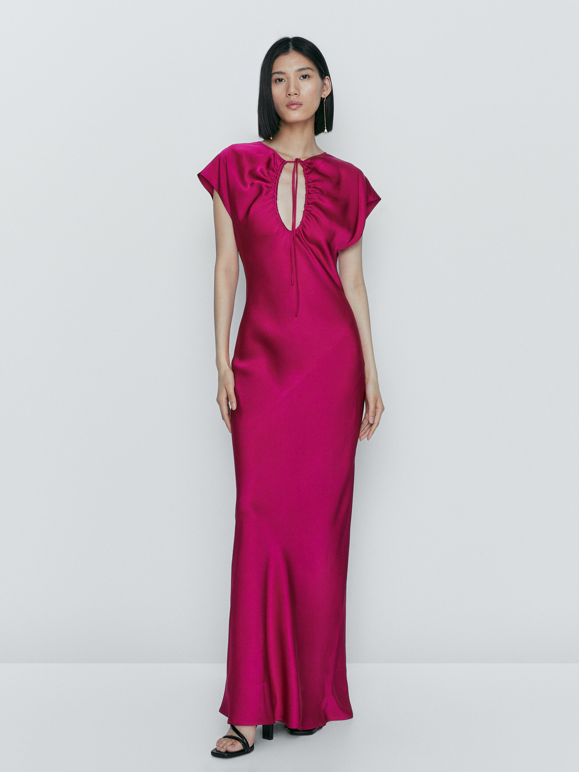 Vestido longo e fluido com detalhe no decote - Bougainvillea