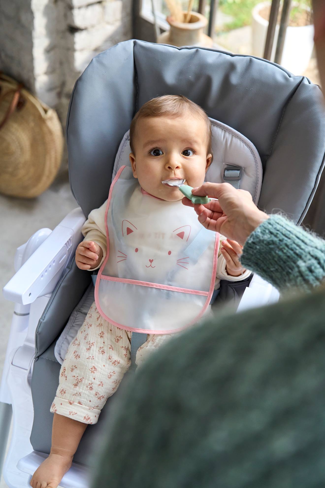 Conjunto de 3 babadores plastificados em material absorvente branco claro e estampas.