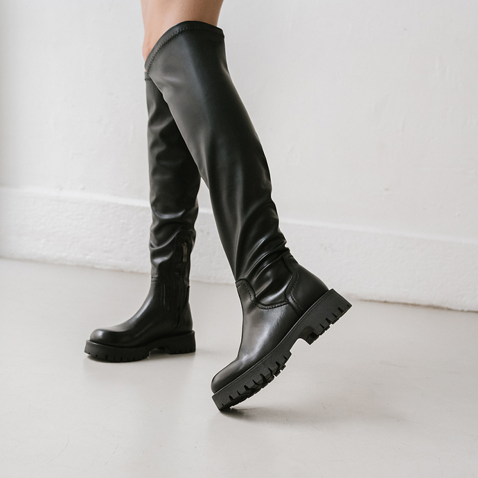 Bottes à semelles crantées  en cuir noir