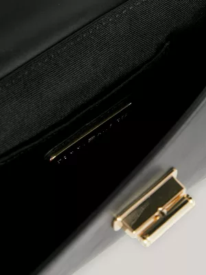 Bolsa transversal com alça trançada em couro e fecho giratório