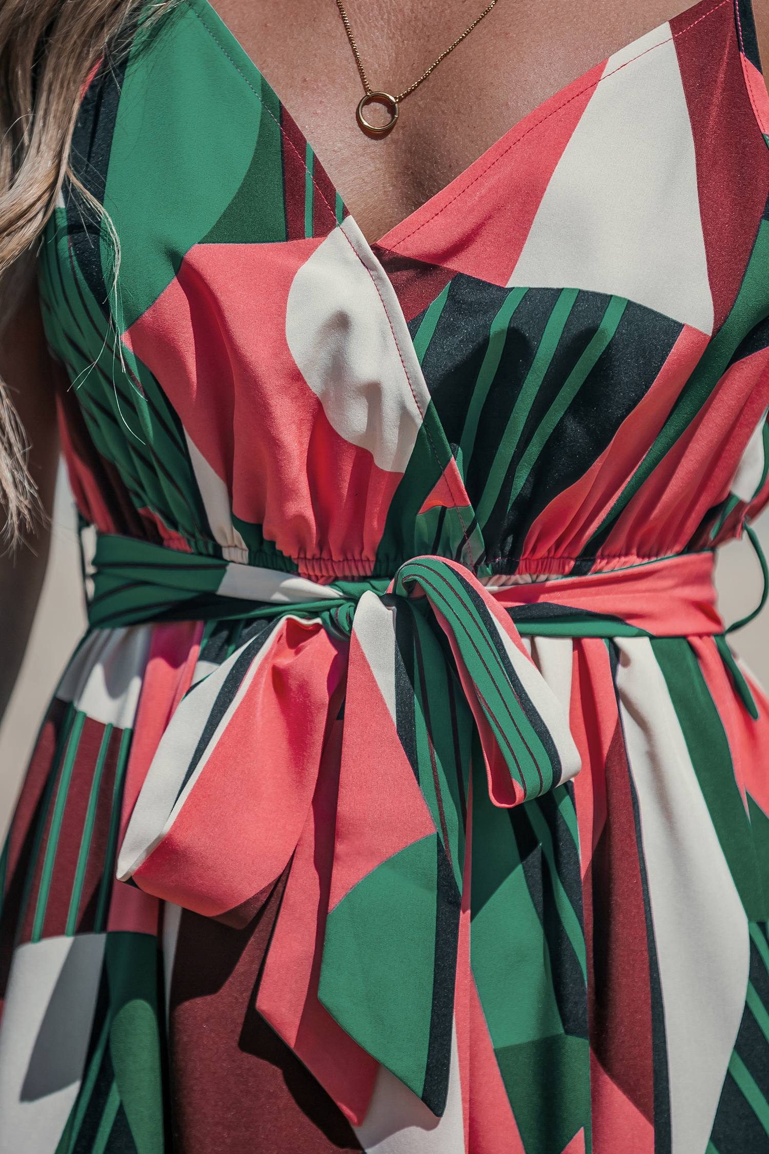Robe midi sans manches avec taille à nouer géométrique