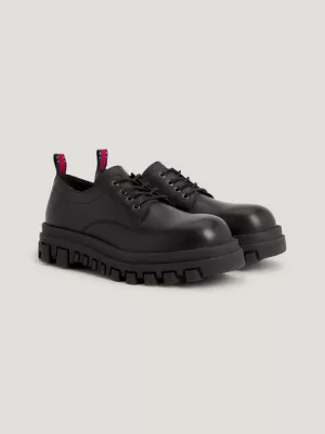 Sapatos de couro com sola grossa