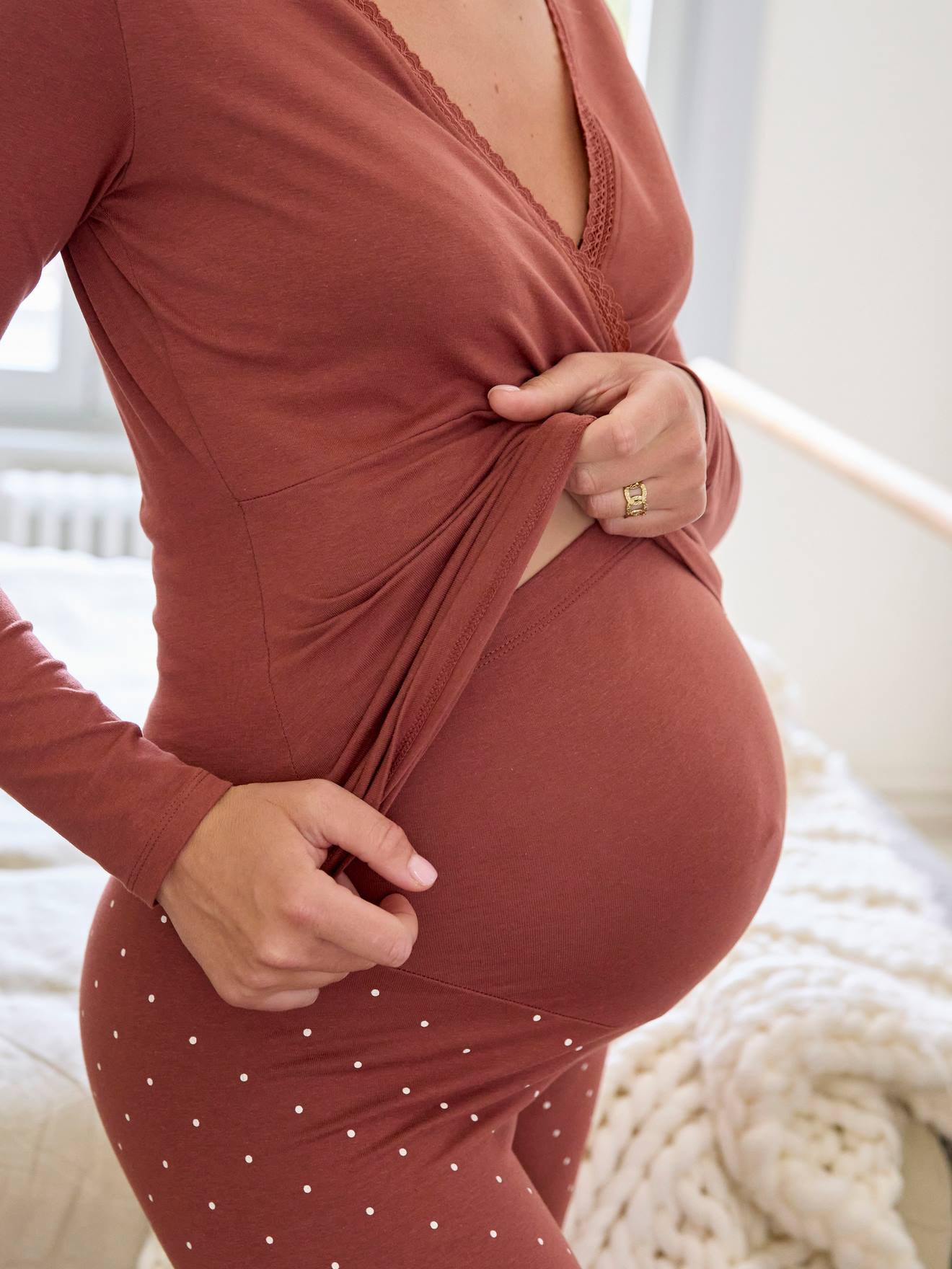 Conjunto de duas peças com pijama de maternidade e amamentação na cor argila.