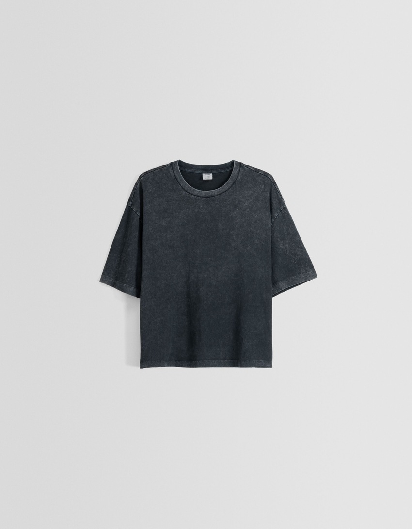 Camiseta cropped de manga curta com caimento quadrado e efeito desbotado