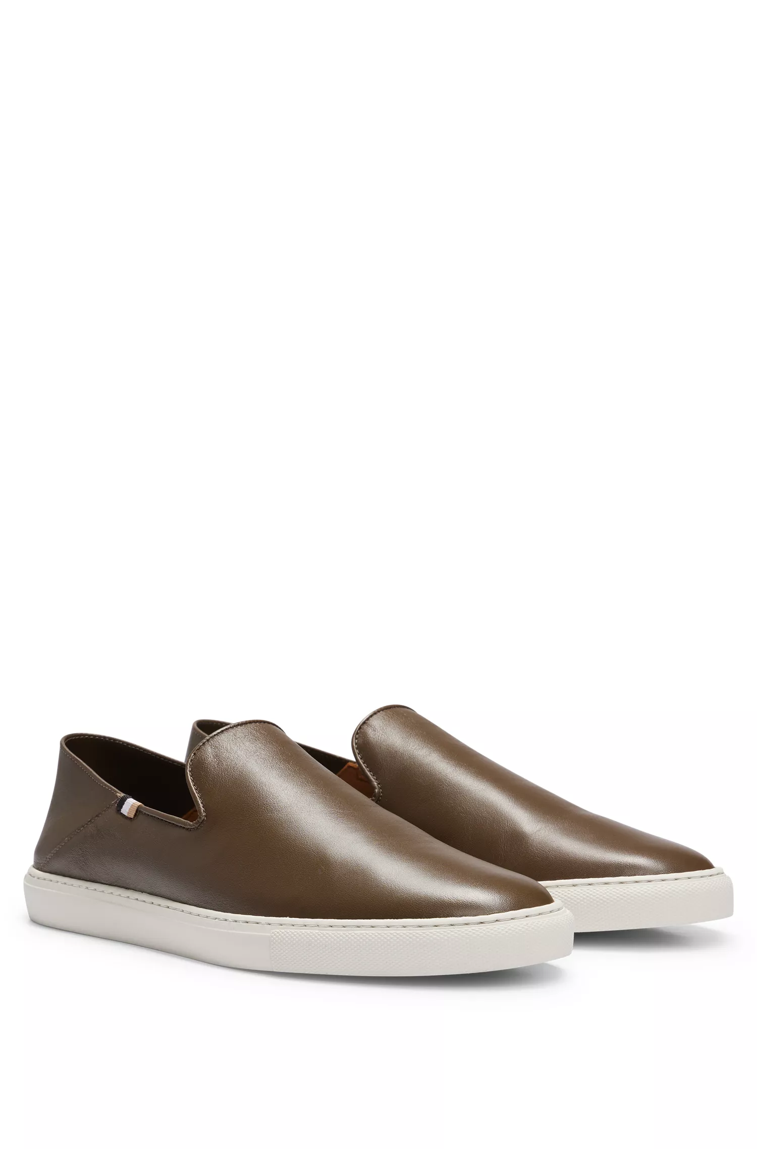 Sapatos slip-on BOSS em couro preto com detalhe de listra característica.
