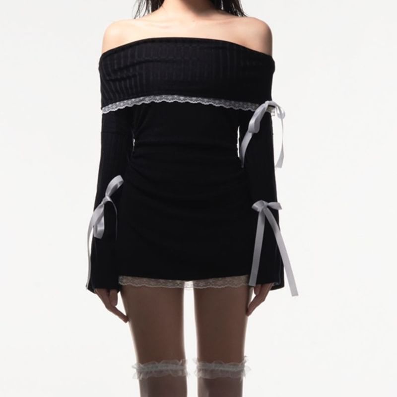 Bulgaris - Mini-jurk met lange mouwen, off-shoulder kant, lintaccent en strepen