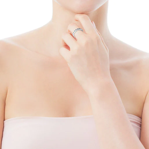 Aliança de casamento em ouro branco com diamantes e um motivo de ursinho cachorrinho.
