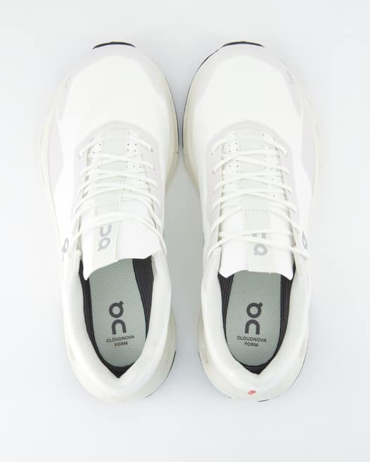 ON Running Cloudnova Form Sportschuhe in Weiß