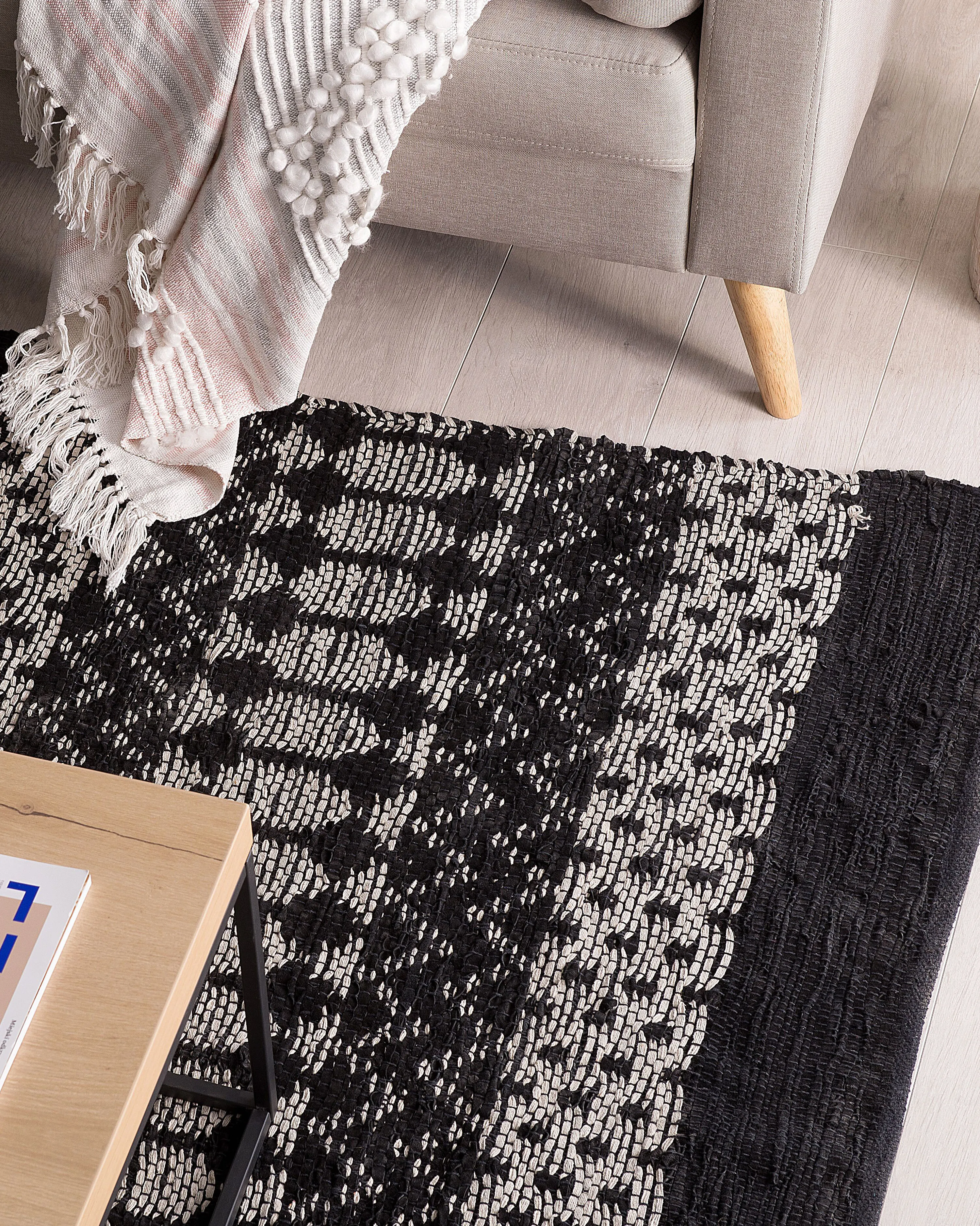 Vloerkleed SOKUN Zwart 140 x 200 cm Leer