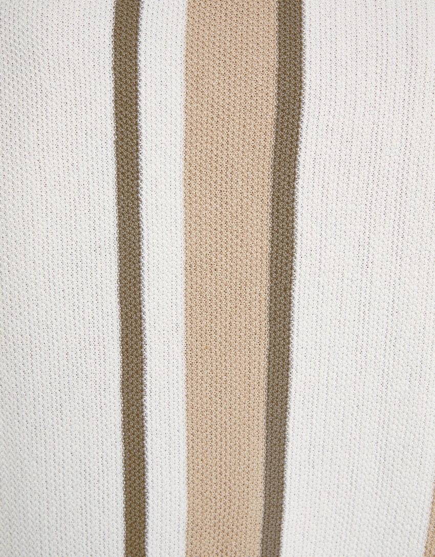 Camiseta de manga curta com estampa de listras verticais