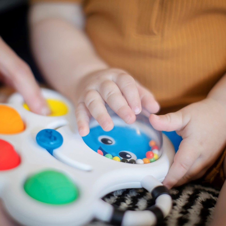 Baby Einstein - Opus’s Shape Pops™ sensorisk rangle og bidering