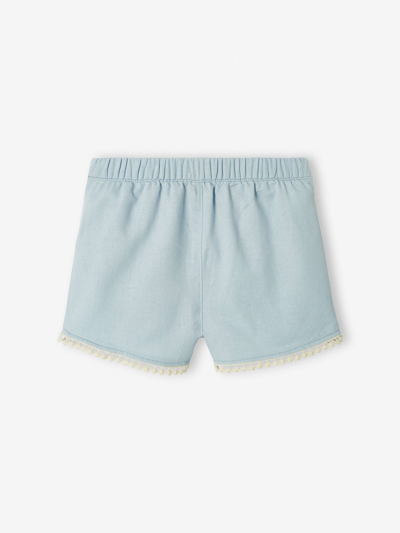 Calção de bebê azul claro com detalhe de pompom