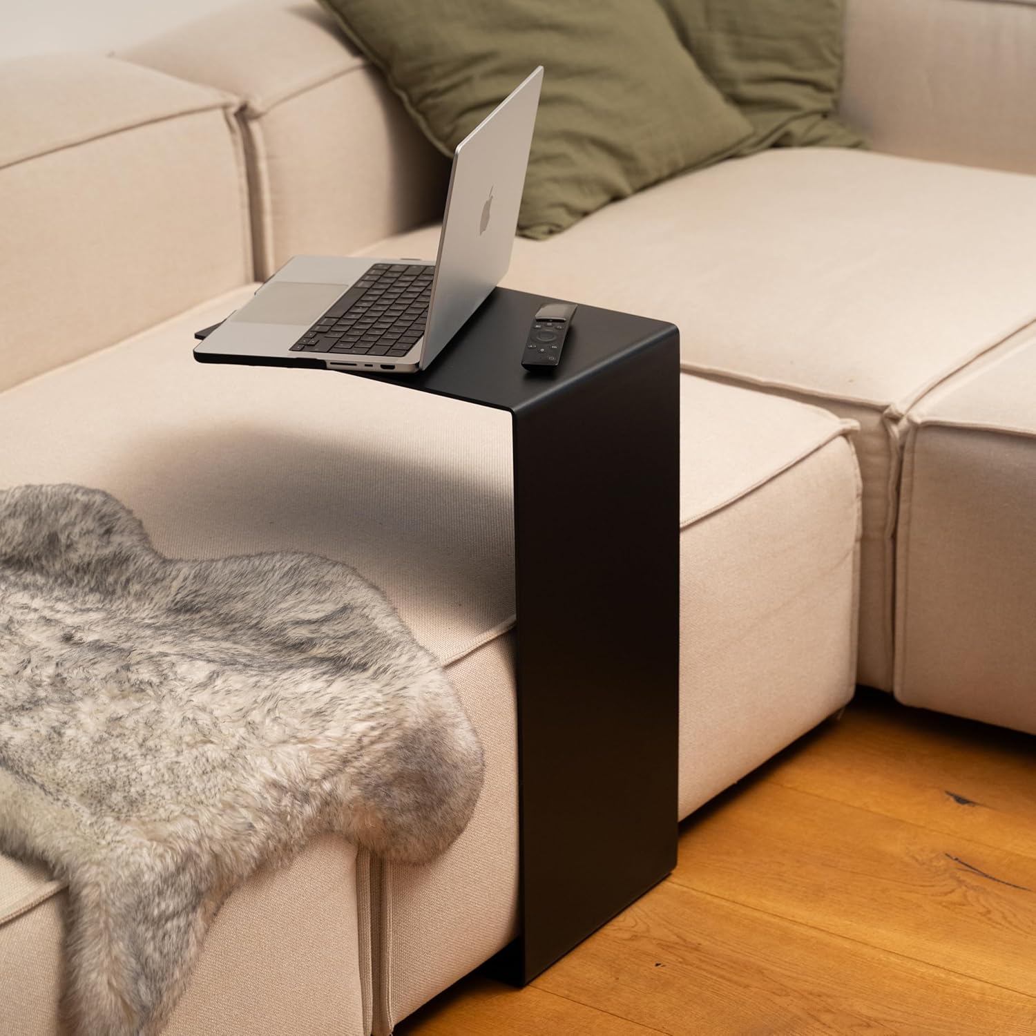 Beistelltisch C-Form aus Metall - pulverbeschichteter Couch Beistelltisch in Schwarz - Moderner Abstelltisch für Couch, Sofa, Sessel oder als Nachttisch - Höhe 48 cm