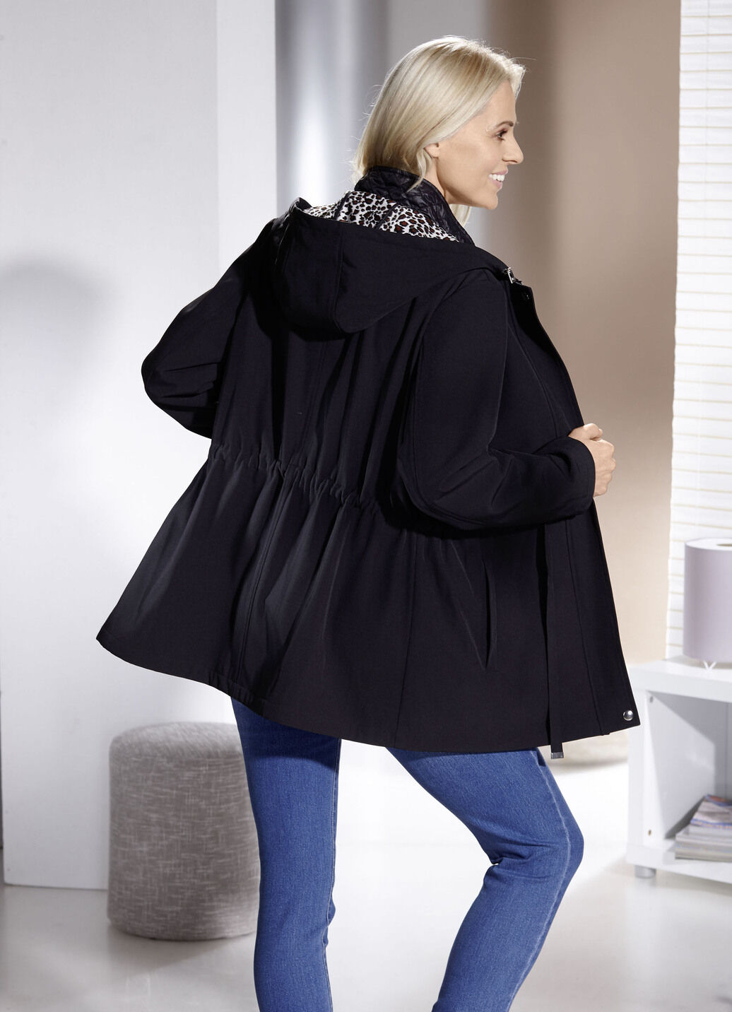 Jacke mit fester Kapuze